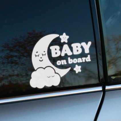 Plotrovaná nálepka s motívom mesiaca, obláčika a hviezd s textom „Baby on board“, vhodná na označenie vozidla.