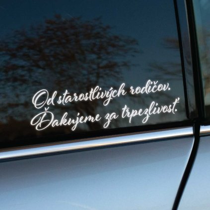 Plotrovaná nálepka s elegantným písmom a textom: „Od starostlivých rodičov. Ďakujeme za trpezlivosť.“