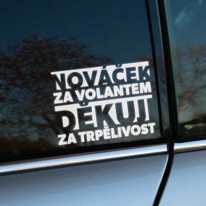 Plotrovaná nálepka s výrazným textom: „Nováček za volantem, děkuji za trpělivost.“ Ideálna pre začínajúcich vodičov na auto.