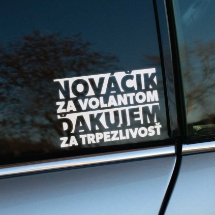 Plotrovaná nálepka s textom: „Nováčik za volantom, ďakujem za trpezlivosť.“ Praktická pre začínajúcich vodičov na auto.