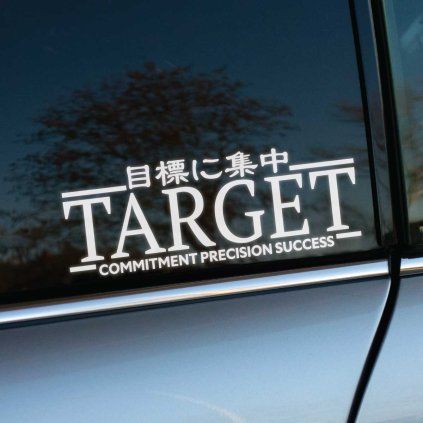 Plotrovaná nálepka s líniami a nápisom 目標に集中 TARGET COMMITMENT PRECISION SUCCESS v pätkovom a bezpätkovom písme.