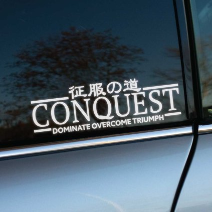 Plotrovaná nálepka „CONQUEST“ s japonským textom a sloganom „DOMINATE OVERCOME TRIUMPH“. Motivačná nálepka na auto pre vyjadrenie odhodlania a úspechu.