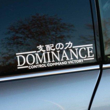 Plotrovaná nálepka „DOMINANCE“ s japonským textom a sloganom „CONTROL COMMAND VICTORY“. Motivačná nálepka na auto pre vyjadrenie sily a kontroly.