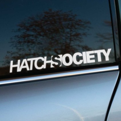 Plotrovaná nálepka Hatch Society s moderným fontom a grafickým prepojením písmen, určená pre fanúšikov hatchback scény.