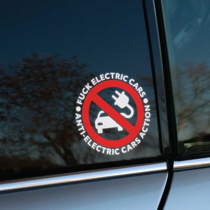Plotrovaná nálepka „F*** ELECTRIC CARS“ s preškrtnutou ikonou elektromobilu a textom „ANTI-ELECTRIC CARS ACTION“. Vyjadruje nesúhlas s elektromobilmi.