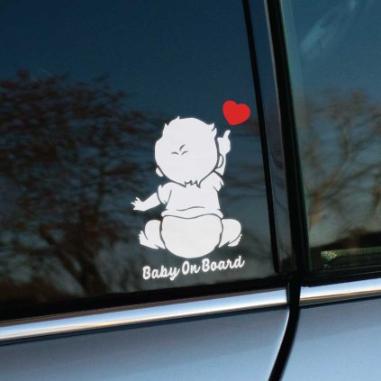 Plotrovaná nálepka s postavou dieťaťa siahajúceho na srdiečko, doplnená o plynulý anglický text Baby On Board v spodnej časti.