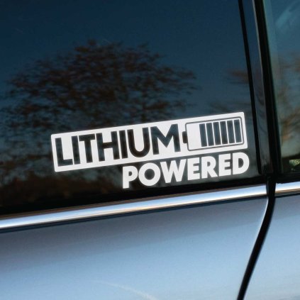 Plotrovaná nálepka „LITHIUM POWERED“ s ikonou batérie. Ideálna nálepka na auto pre elektromobily alebo milovníkov technológie.