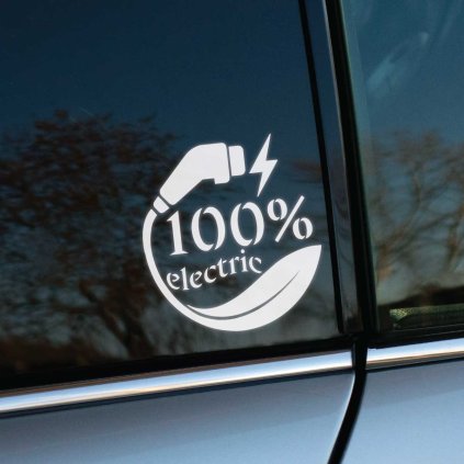 Plotrovaná nálepka „100% electric“ s ikonou nabíjacieho konektora, blesku a listu. Ideálna nálepka na auto pre propagáciu elektromobility.