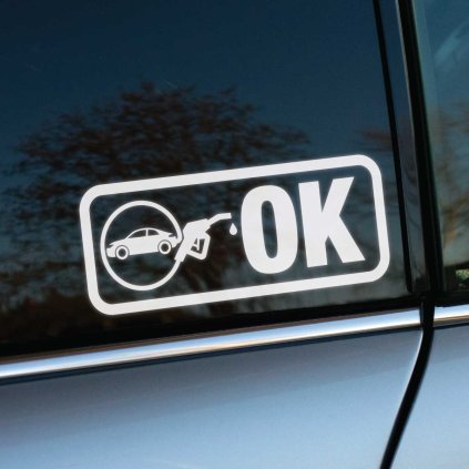 Plotrovaná nálepka „OK“ s ikonou auta a tankovacej pištole. Ideálna nálepka na auto pre podporovateľov tradičných spaľovacích motorov.