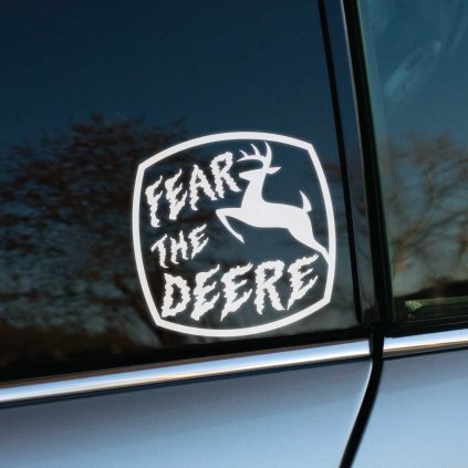 Štýlová nálepka na auto s textom "Fear the Deere" a siluetou jeleňa, ktorá dodáva vozidlu dynamický a originálny vzhľad. Tento dizajn je ideálny pre milovníkov prírody alebo fanúšikov outdoorových aktivít, ktorí chcú svojmu autu pridať jedinečný charakter. Nálepka je umiestnená na zadnom skle a svojím kontrastným bielym prevedením na tmavom pozadí okamžite upúta pozornosť. Skvelá voľba pre všetkých, ktorí chcú vyjadriť svoju vášeň cez výrazný a zábavný detail na svojom vozidle.