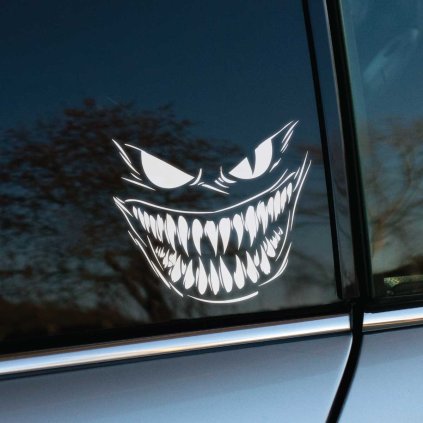 Záhadná a výrazná nálepka na aute, ktorá upúta pozornosť každého okoloidúceho. Tento dizajn s démonickým úsmevom a ostrými zubami je umiestnený na zadnom skle vozidla, čím dodáva autu unikátny a mierne desivý vzhľad. Ideálna nálepka pre tých, ktorí chcú svojmu autu pridať osobitý štýl a vystúpiť z davu. Perfektná voľba na zvýraznenie vášho vozidla pomocou nálepky s motívom.