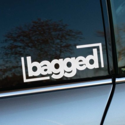 Plotrovaná nálepka bagged s minimalistickým dizajnom a rámovaním, ideálna pre majiteľov áut na airride podvozkoch.