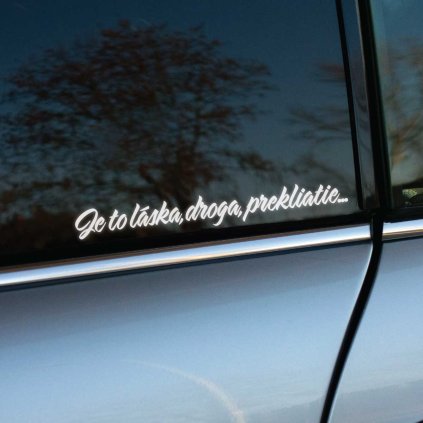 Plotrovaná nálepka s ozdobným písaným písmom v jednom riadku v presnom znení Je to láska, droga, prekliatie...