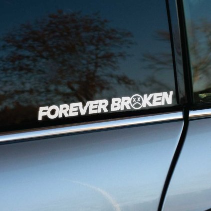Plotrovaná nálepka Forever Broken s ikonickým smiley s prekríženými očami, výrazová nálepka pre auto s emo vibe.