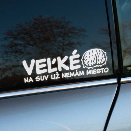Plotrovaná nálepka „VEĽKÉ – NA SUV UŽ NEMÁM MIESTO“ s humorným textom a ilustráciou mieškov. Vtipná nálepka na auto pre originálny štýl.