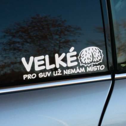 Plotrovaná nálepka „VELKÉ – PRO SUV UŽ NEMÁM MÍSTO“ s ilustráciou mieškov. Vtipná nálepka na auto pre zvýraznenie osobitého humoru.