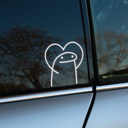 Plotrovaná nálepka na auto s jednoduchou kreslenou postavičkou obklopenou obrysom srdca v minimalistickom štýle.