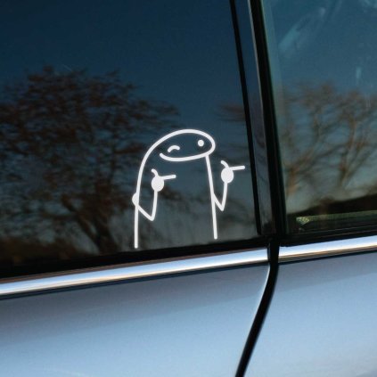Plotrovaná nálepka na auto s jednoduchou kreslenou postavičkou, ktorá ukazuje prstami do strán a má pobavený výraz.