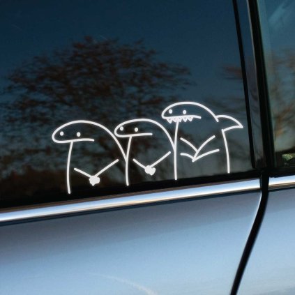 Plotrovaná nálepka na auto s trojicou kreslených postavičiek, z ktorých jedna má plutvu a zuby ako žralok, v humornom štýle.