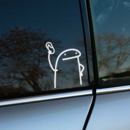 Plotrovaná nálepka na auto s jednoduchou kreslenou postavičkou, ktorá drží v ruke prezervatív v humornom minimalistickom štýle.