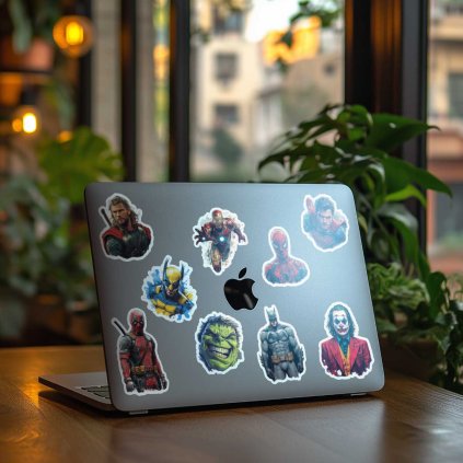 Na zadnej strane notebooku sú nalepené nálepky ikonických komiksových hrdinov a zloduchov. Medzi nimi sú postavy ako Thor, Iron Man, Spider-Man, Wolverine, Deadpool, Hulk, Batman a Joker. Tieto nálepky v realistickom a detailnom štýle dodávajú notebooku dynamický a výrazný vzhľad, ideálny pre fanúšikov superhrdinov. Personalizácia elektroniky týmito nálepkami je skvelým spôsobom, ako vyjadriť vášeň pre komiksovú kultúru a pridať svojmu zariadeniu jedinečný dotyk.