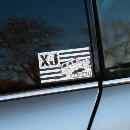 Plotrovaná nálepka s americkou vlajkou, nápisom „XJ Cherokee“ a siluetou terénneho vozidla. Pre fanúšikov legendárneho modelu Jeep.