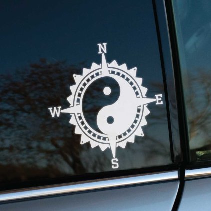 Plotrovaná nálepka s motívom jin-jang zasadeným do kompasového dizajnu. Ideálna pre milovníkov rovnováhy a dobrodružstiev.