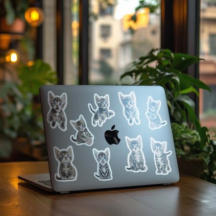 Notebook Apple ozdobený rozkošnými nálepkami mačiatok v rôznych pózach, ktoré mu dodávajú hravý a roztomilý vzhľad. Tieto realistické ilustrácie mačiatok zachytávajú ich nevinnosť a zvedavosť, čím vytvárajú jedinečný dizajn pre milovníkov mačiek. Perfektný spôsob, ako personalizovať notebook a pridať mu priateľský, útulný štýl, ktorý pritiahne pozornosť každého mačacieho fanúšika.
