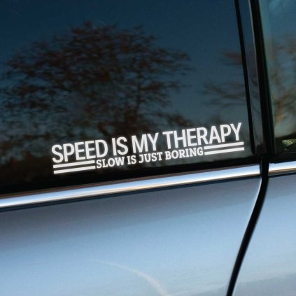 Plotrovaná nálepka s horizontálnymi líniami a nápisom v presnom znení SPEED IS MY THERAPY SLOW IS JUST BORING.