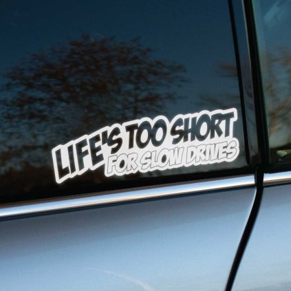 Plotrovaná nálepka s textom Lifes Too Short For Slow Drives v dynamickom písme. Ideálna nálepka na auto pre nadšencov rýchlej jazdy.