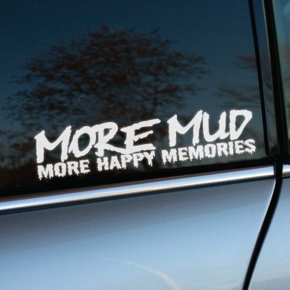 Plotrovaná nálepka s textom „MORE MUD, MORE HAPPY MEMORIES“. Perfektná na auto pre fanúšikov blatistej off-road jazdy a dobrodružstiev.