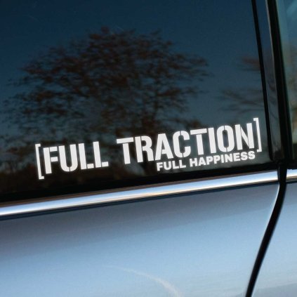 Táto nálepka je stvorená pre tých, ktorí sa neboja vydať za hranice bežných ciest, kde asfalt končí a začína skutočné dobrodružstvo. Pre offroad nadšencov, ktorí vedia, že pravá sila sa ukáže v bahne, na štrku či v snehu – tam, kde rozhoduje váš stroj a odhodlanie.  FULL TRACTION – Nezastaviteľný výkon S plným záberom zvládnete každý terén, každú výzvu a každú cestu, nech už vedie kdekoľvek. Táto nálepka symbolizuje odhodlanie a silu prekonať akékoľvek prekážky.  FULL HAPPINESS – Radosť z jazdy v teréne Skutočné šťastie spočíva v pocite, keď sa váš offroad vozí štrkom, bahnom alebo pieskom a vy ste súčasťou prírody a výziev, ktoré ponúka.  Pre všetkých milovníkov 4x4, expedícií a offroad zážitkov – táto nálepka patrí na každé auto, ktoré má pohon na všetky štyri kolesá a ducha, ktorý hľadá slobodu za hranicami civilizácie.