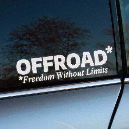 Plotrovaná nálepka s textom „OFFROAD* Freedom Without Limits“. Ideálna pre nadšencov jazdy mimo ciest a dobrodružstva.