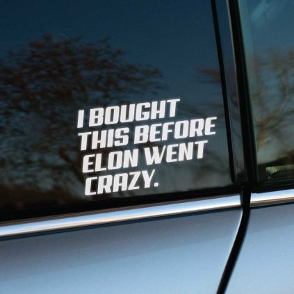 Plotrovaná nálepka na aute s vtipným nápisom „I bought this before Elon went crazy.“