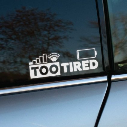 Plotrovaná nálepka s textom „Too Tired“ doplneným ikonami slabého signálu, Wi-Fi a vybitej batérie.