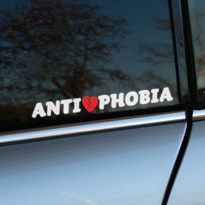 Plotrovaná nálepka na auto s nápisom ANTI💔PHOBIA. Dizajn obsahuje červené prasknuté srdce a biele písmo. Dvojfarebná.