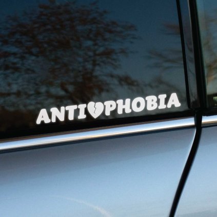 Plotrovaná nálepka ANTIPHOBIA s rozbitým srdcom, výrazný nápis symbolizujúci odvahu a odolnosť voči strachu.