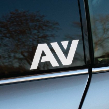Plotrovaná nálepka s logom Avatar v štylizovanom písme s výrazným trojuholníkovým prvkom.