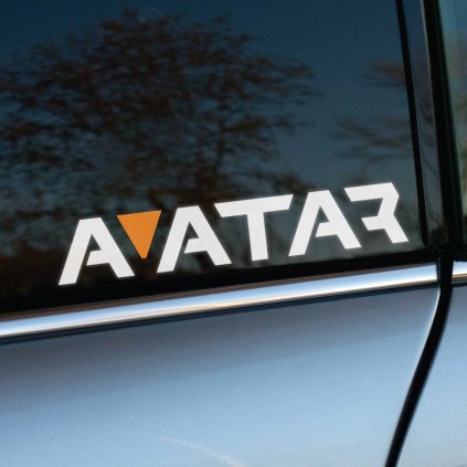 Plotrovaná nálepka s nápisom „AVATAR“ v modernom geometrickom štýle, doplnená trojuholníkovým prvkom pre výrazný dizajn.