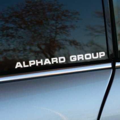 Plotrovaná nálepka s logom Alphard Group v jednoduchom písme.