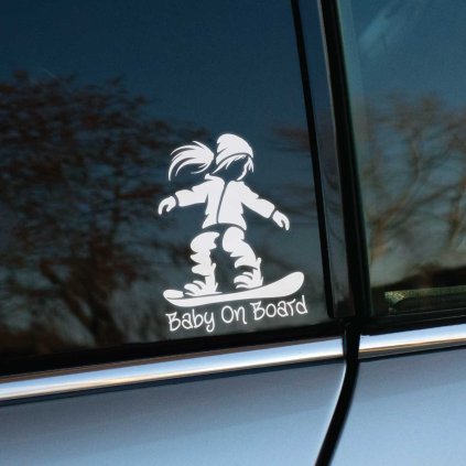 Plotrovaná nálepka snowboardistka s copom v zimnom oblečení na snowboarde s nápisom Baby On Board vo vlnovkovom dizajne.