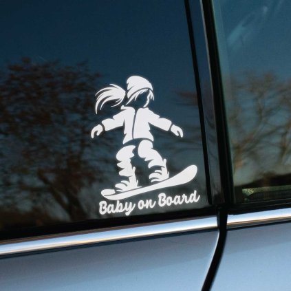 Plotrovaná nálepka snowboardistky s textom “Baby on Board”.
