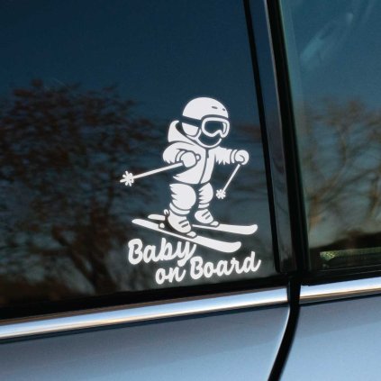 Plotrovaná nálepka lyžiara s textom “Baby on Board”.
