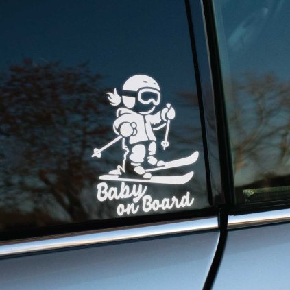 Plotrovaná nálepka lyžiarky s textom “Baby on Board”.