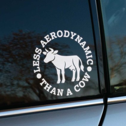Plotrovaná nálepka s obrázkom kravy a textom “Less aerodynamic than a cow”.