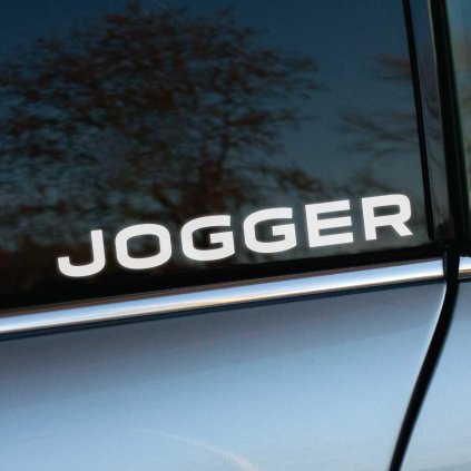 Plotrovaná nálepka „JOGGER“ s jednoduchým písmenkovým dizajnom, ideálna ako nálepka na auto s moderným a čistým vzhľadom.2797 Dacia Jogger