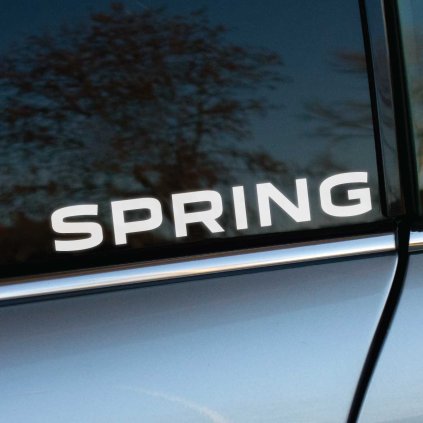 Plotrovaná nálepka „SPRING“ s jednoduchým textovým dizajnom, ideálna ako moderná nálepka na auto pre čistý a štýlový vzhľad.