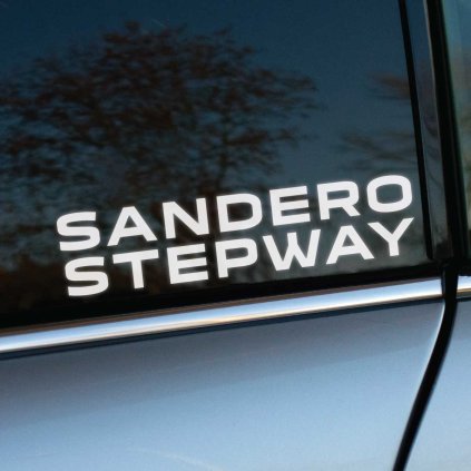 Plotrovaná nálepka „SANDERO STEPWAY“ s dvojriadkovým textovým dizajnom, ideálna nálepka na auto pre moderný a robustný štýl.