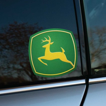 Tlačená nálepka s logom John Deere, zobrazujúcim skákajúceho jeleňa v erbe. Ideálna ako dekorácia na auto alebo iné hladké povrchy.