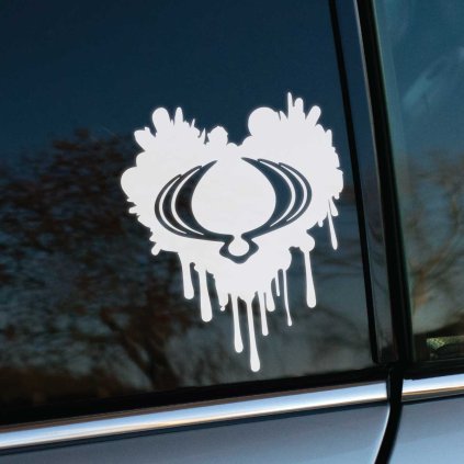 Plotrovaná nálepka v tvare stekajúceho srdca s logom SsangYong. Kreatívny detail na auto pre priaznivcov tejto automobilovej značky.